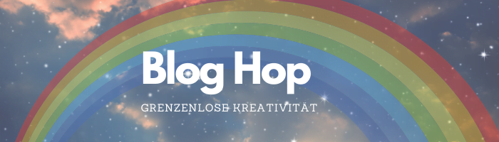 Ein Regenbogen auf einem blauen Hintergrund mit dem Schriftzug BlogHop in der Mitte sehr groß und darunter grenzenlose Kreativität